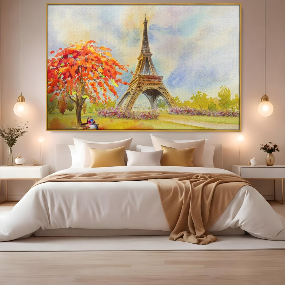 Tablou canvas cu pictura cu turnul eiffel si indragostiti, in rama de aluminiu auriu, pe perete intr-un dormitor